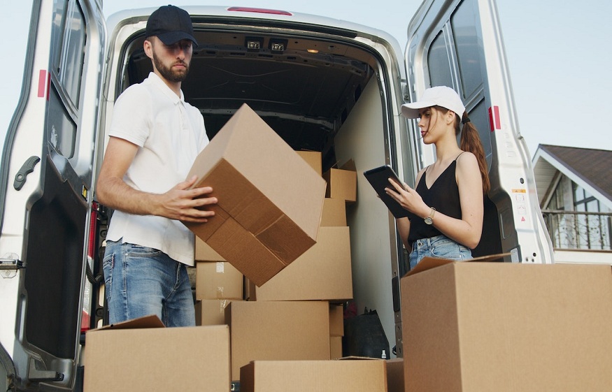 Choosing Between Full-Service and DIY Moving Options